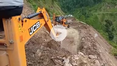 बाराकोट: मलवा हटाने में बाराकोट लोहाघाट सड़क में दिनभर यातायात रहा प्रभावित