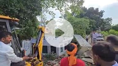 देहरादून: जिला प्रशासन ने नेहरू ग्राम व राजपुर रोड में अवैध निर्माण और मजार को किया ध्वस्त