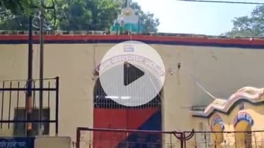 झांसी: जेल में बंद हिस्ट्रीशीटर ने कारोबारी को फोन पर दी धमकी, चिरगांव पुलिस ने महिला वकील व सिपाही को मोबाइल के साथ पकड़ा