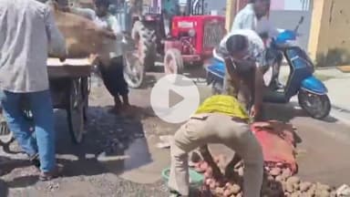 देहरादून: लोहियानगर में सड़क पर बने गड्ढ़े से हुआ हादसा, सड़क पर ठेली पलटी, हुआ नुकसान