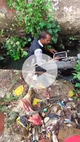 जौनपुर: खुले नाले में बाइक सहित गिरे अधिवक्ता को सिर में लगी चोट, हाइडिल गेट के पास की घटना, वीडियो हुआ वायरल