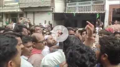 रतलाम नगर: झंडे को लेकर विवाद, दोनों पक्षों ने की नारेबाजी, माहौल बिगड़ता देख पुलिस ने संभाला मोर्चा