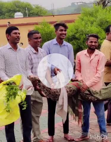 बांसवाड़ा: पीएम श्री राजकीय उच्च प्राथमिक विद्यालय सिंगपुरा के पास निकला अजगर, मचा हड़कंप, स्टाफ ने किया रेसक्यू और सुरक्षित छोड़ा