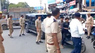 झांसी: यातायात विभाग और आरटीओ विभाग ने ईलाइट चौराहे पर चलाया वाहन चेकिंग अभियान, वाहन स्वामियों में मचा हड़कंप