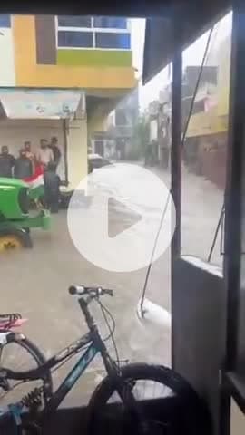 इंदौर प्रजापत नगर कार भी बही..