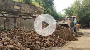 मथुरा मिडिल स्कूल को अवध तरीका से स्कूल को तोड़ा जा रहा है  यहां के प्रधानाचार्य को कुछ वि पता नहीं है