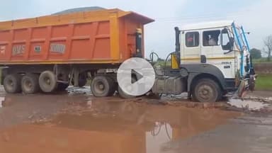 धौलपुर: दु का पुरा गांव के समीप गड्ढों में तब्दील हुई सड़क, वहां चालक गिरकर चोटिल हो रहे