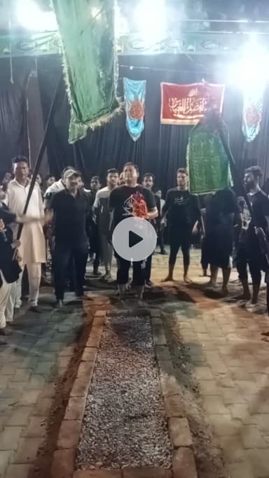 हैदर अली एक्टर मौला के आज़ादारो के साथ आग का मातम करते हुए