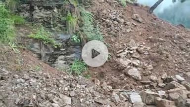 बाराकोट:भारी मलवा आने से बाराकोट लोहाघाट सड़क बंद लोक निर्माण विभाग की मशीने सड़क खोलने में जुटी