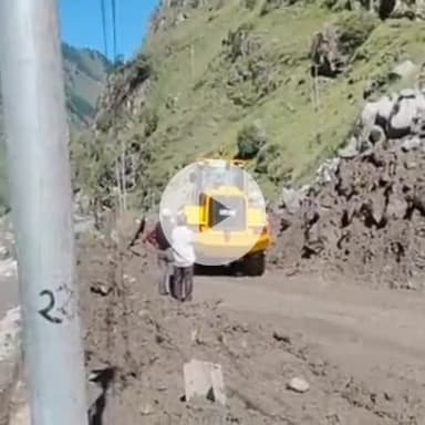 टापरी: किन्नौर के पागल नाला समीप सड़क पर गिरा मलवा, सड़क बहाली में जुटा NH-5 प्राधिकरण