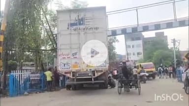 नवादा: नवादा में रेलवे क्रॉसिंग पर ओवरलोडेड ट्रक बैरिकेडिंग में फंसा, चारों टायरों की हवा निकली, चालक के खिलाफ कार्रवाई की बात