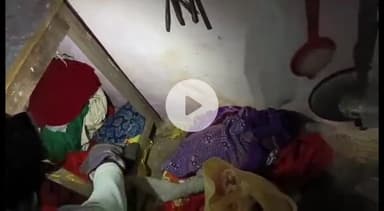 सागर नगर: मोतीनगर में घर की रसोई में निकला कोबरा सांप, स्नेक कैचर बबलू पवार ने पकड़ा, परिवार में मची दहशत