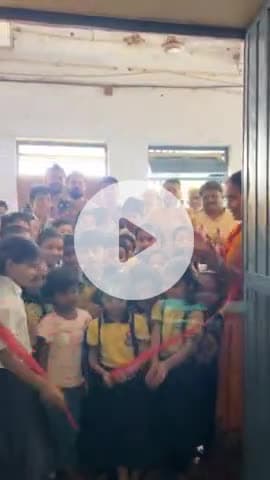 टीकमगढ़: सरस्वती शिशु मंदिर के छात्रों को फर्नीचर और कंप्यूटर लैब भेंट कर समाजसेवी ने दिया संदेश