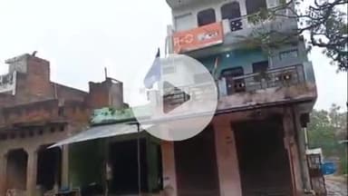 सिराथू: कड़ा धाम के लेहदरी रोड़ पर तिरंगे के समांतर लगाए गए नीले रंग के झंडे को राष्ट्रीय ध्वज से ऊंचा किया गया, तिरंगे का अपमान