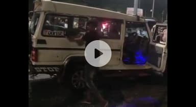 सागर नगर: तिली रोड पर बोलेरो और ई-ऑटो की भिड़ंत, देसी शराब की खाली बोतलें मिलीं, गुस्साई भीड़ ने की तोड़फोड़