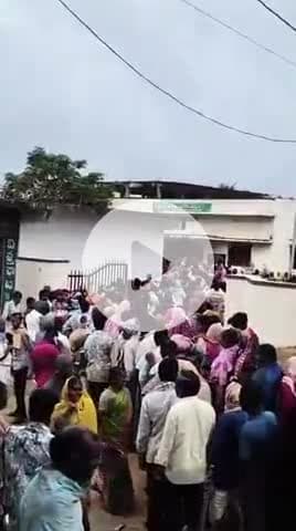 జడ్చర్ల: నవాబు పేట మండల సింగిల్ విండో దగ్గర యూరియా కోసం బారులు తీరిన రైతులు