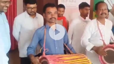 कांके: समाहरणालय में करमा पर्व से पहले रांची जिला प्रशासन ने कला दल को दिया मांदर का तोहफ़ा