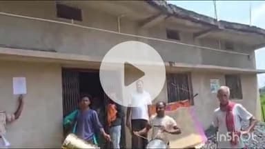 गढ़वा: गढ़वा थाना पुलिस ने करुआ कला गांव में मारपीट के अभियुक्त चिंटू तिवारी के घर पर इस्तेहार तामिल किया