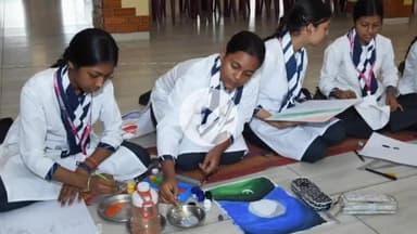 कांके: गुरु नानक हायर सेकेंडरी स्कूल में आयोजित पेंटिंग कार्निवल में रक्षा राज्यमंत्री संजय सेठ हुए शामिल