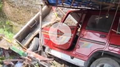 कसिया: कुशीनगर अंतरराष्ट्रीय एयरपोर्ट मार्ग पर तेज रफ्तार बोलेरो दुकान में घुसी, जांच में जुटी पुलिस