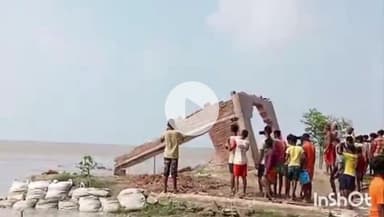 मुंगेर: गंगा के जलस्तर में वृद्धि से कई घर गंगा में समाए, सदर प्रखंड के कुतुलपुर में कटाव तेज