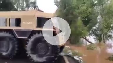 भारतीय सेना की एडवांस्ड ATOR N1200 (ATV) गाड़ियां अमृतसर के बाढ़ग्रस्त इलाकों में पूरे कॉन्फिडेंस के साथ पानी में उतर रह