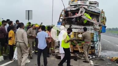 बिल्हौर: शिवराजपुर थाना क्षेत्र के गंगा रोड पर तेज रफ्तार ट्रक ने खड़े ट्रक में मारी टक्कर, टायर बदलते समय चालक की हुई मौत