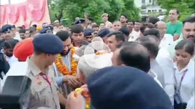 थानेसर: लाडवा के गांव कलाल माजरा पहुंचे मुख्यमंत्री नायब सैनी, ग्रामीणों संग सुना प्रधानमंत्री का 'मन की बात' कार्यक्रम