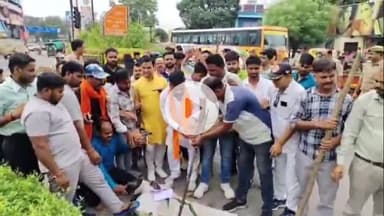 बरेली: बरेली में चौकी चौराहे पर अखिल भारत हिंदू महासभा ने कांग्रेस की शवयात्रा निकाली और पुतलादहन किया