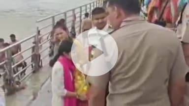 हरिद्वार: प्रतिबंध के बावजूद मालवीय घाट पर गंगा में मूर्ति विसर्जित करने पहुंचे लोगों को पुलिस ने जमकर लगाई फटकार