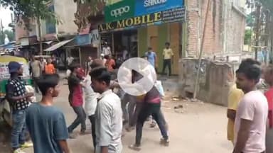 कन्नौज: रेलवे स्टेशन रोड पर ऑटो रिक्शा चालकों के बीच मारपीट का वीडियो हुआ वायरल