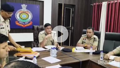 दुर्ग: सेक्टर 6 स्थित पुलिस कंट्रोल रूम में SP ने रविवार सुबह पुलिस अधिकारियों की समीक्षा बैठक ली