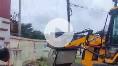 टीकमगढ़: अस्पताल चौराहे पर गरीबों की दुकान और ठेलों पर नपा का बुलडोजर, दोहरी कार्रवाई का आरोप