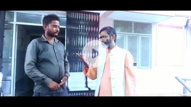 आकाशीय बिजली गिरने से घायल महिला को देखने जिला अस्पताल पहुंचे किसान नेता देवस्वरूप पटेल। आकाशीय बिजली से युवक की मौत।