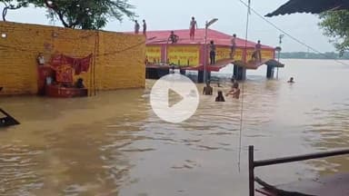 बक्सर: रामरेखा घाट पर गंगा में लापरवाही, मंडप की छत से नदी में कूदे बच्चे