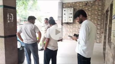 मथुरा: मथुरा में गड्ढे में बिजली के तारों से उलझा हुआ मिला कार चालक का शव