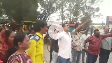 इंदौर: भारतीय जनता पार्टी के कार्यकर्ताओं ने परदेशीपुरा क्षेत्र में मध्य प्रदेश कांग्रेस अध्यक्ष का पुतला जलाया