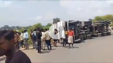 सिंगरौली: सिंगरौली के बंधौरा में ब्रेक फेल होने से कोयले से भरा ट्रेलर पलटा, ड्राइवर ने कूदकर जान बचाई