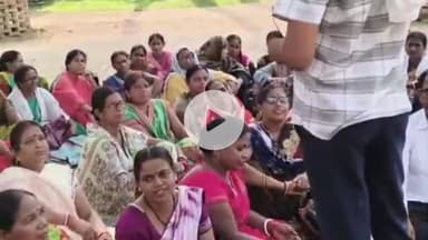 रफीगंज: रफीगंज शहर के डाक बंगला स्थित मध्य विद्यालय के प्रांगण में बिहार राज्य आंगनबाड़ी कर्मचारी यूनियन की बैठक हुई