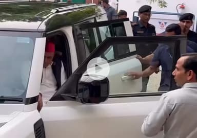 लालू  यादव जी के पैर छूकर आशीर्वाद लेते हुए अखिलेश यादव जी #newsreporter