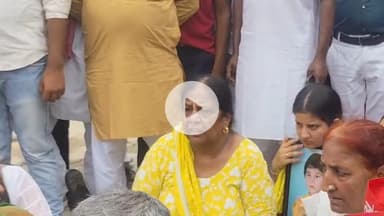 शाहजहांपुर: तेज कॉलोनीवासियों ने सचिन ग्रोवर को न्याय दिलाने की मांग करते हुए गेट पर धरना देकर उठाई आवाज