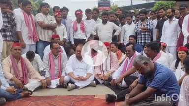 शाहजहांपुर: सूदखोरों के खिलाफ़ कार्रवाई की मांग को लेकर कॉलोनीवासियों के धरने को मिला समाजवादी पार्टी का समर्थन