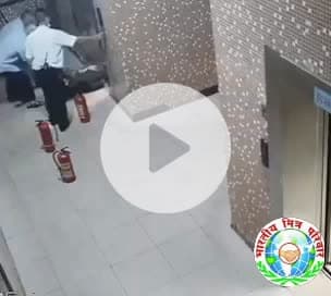 हर फ्लैट मालिक और लिफ्ट वाली सभी इमारतों के लिए महत्वपूर्ण खबर।  ध्यान से:  एक व्यक्ति अपनी इलेक्ट्रिक कार की बैटरी चार्ज करने के लिए घर ले जा रहा था