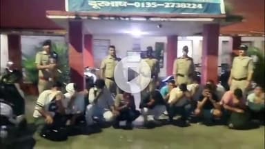 देहरादून: राजपुर थाना पुलिस ने देर रात सार्वजनिक स्थानों पर शराब पीने और हुड़दंग करने वाले 40 लोगों को हिरासत में लिया, लाई थाने