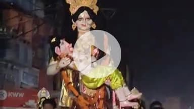 गुमला: डीजे की धुन पर नाचते-गाते गणपति बप्पा की मूर्ति का विसर्जन किया गया