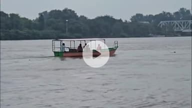 मथुरा: पहाड़ी इलाकों में हो रही बारिश के चलते यमुना ने खतरे के निशान को पार किया, विश्राम घाट आरती स्थल पानी में डूबा