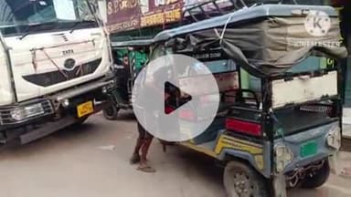 बक्सर: ठठेरी बाजार मोड़ पर लोहे के बुरादे से लदा ट्रक नाले में फंसा, सुबह 6 बजे से मुख्य मार्ग पर यातायात बाधित