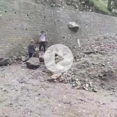 टापरी: किन्नौर के मीरु सड़क मार्ग पर गिरा मलवा, सड़क मार्ग अवरुद्ध, सड़क बहाली के लिए किए जा रहे प्रयास