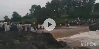 गंधवानी: सेमलीपुरा पुलिया पर जान जोखिम में डालकर आवागमन, ग्रामीणों ने पुल निर्माण की मांग की