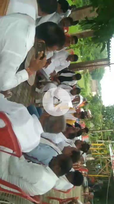 बक्सर जिला के डुमरांव विधानसभा क्षेत्र के चौगाई ग्राम में जदयू के वरिष्ठ नेता बीरेंद्र सिंह लाला के माता जी के श्राद्ध कर्म में श्रद्धांजलि अर्पित करने पार्टी के साथियों संग पहुंचे जनता दल यूनाइटेड के राष्ट्रीय महासचिव सह पूर्व मंत्री श्री